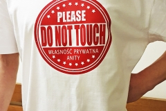 Koszulka-z-nadrkiem-na-prywatne-zlecenie-wzór-Do-not-Touch